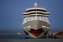 AIDAmar liegt am 20.12.2014 im Hafen von Palma de Mallorca und wird gegen 22:00 Uhr zu einer einwöchigen Reise durch das westliche Mittelmeer auslaufen.