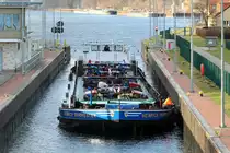 TMS Heinrich Burmester (08043014 , 80 x 9m) am 04.01.2015 zur Bergschleusung in der Nordkammer der Schleuse Brandenburg an der Havel. 