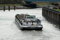 GMS Wilhelm Dettmer (05501380 , 110 x 10,5m) am 18.12.2014 nach der Talschleusung in der Schleuse Rothensee im RVK Richtung Magdeburger Häfen.