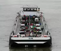 TMS Elan (04005380 , 80 x 9m) am 18.12.2014 im Unterwasser der Schl. Rothensee. Das TMS fuhr zur Bergschleusung in diese ein. 