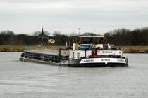 GMS Renate (04600400 , 80 x 8,2m) am 18.12.2014 bei der Einfahrt in den MLK. Das GMS kam aus der Schleuse Rothensee und wurde zu Berg geschleust.