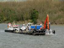 Baggerarbeiten am 22.10.2014 beim Rhein-km 617 (zw. Leutesdorf u. Rheinbrohl). Die Fzg. vom WSA Bingen (SB Brohl , 05042150 , 20,17 x 4,65m und Schute KP 4228 , 34,88 x 6,02m) transportieren den Aushub ab. Dahinter das SB Mustang (05024080 , 15,50 x 5,14m) mit der  Bagger-Schute . 