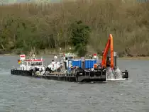 Baggerarbeiten am 22.10.2014 beim Rhein-km 617 (zw. Leutesdorf u. Rheinbrohl). Die Fzg. vom WSA Bingen (SB Brohl , 05042150 , 20,17 x 4,65m und Schute KP 4228 , 34,88 x 6,02m) transportieren den Aushub ab. Dahinter das SB Mustang (05024080 , 15,50 x 5,14m) mit der  Bagger-Schute . 