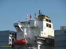 MSC ROMANOS (IMO 9275634) am 23.7.2014, Detailaufnahme des Deckshauses, Hamburg einlaufend, Elbe Höhe Övelgönne /
Ex-Name: MSC LINZIE (09.2003 bis 08.2011)
Containerschiff / BRZ  54.881 / Lüa 294,1 m, B 32,3 m, Tg 13,5 m / 1 Diesel, MAN B&W 9K90MCC, 41.130 kW,  PS, 23 kn / 5050 TEU, 400 Reefer / 09.2003 bei Hanjin Heavy Industries, Busan, Süd Korea / Flagge + Heimathafen: Hong Kong / Eigner: Costamare Shipping, Athen, Griechenland  / Operator: MSC - Mediterranean Shipping Company S.A. /

