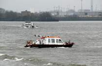 Deepenschriewer IV (04807660 , 13,02 x 3,72m) kreuzte am 13.01.2015 auf der Norderelbe im Hafen HH GMS Selendia (04030830 , 67 x 8,20m). Die Aufgabe des Behördenfahrzeuges ist die Hydrographische Vermessung der Hafengewässer mittels Echolotsystem. Die Optik täuscht , der abstand zwischen beiden Fzg. war sehr groß. 