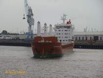 MERWEDEGRACHT (IMO 9571519) am 6.5.2014, Hamburg einlaufend, Elbe, drehen und festmachen am Süd-West Terminal /
Stückgutfrachter / BRZ 9.524 / Lüa 142,1 m, B 18,95 m, Tg 8,48 m / Laderaum: 15.640 m², 491 TEU / 1 Diesel, Wärtsilä Type 6L46, 5.430 kW, 7.384 PS, 14,5 kn / 3 Kräne á 80 t / 08.2011 bei Zhejiang Ouhua Shipyard, Zhoushan, China / Eigner: C.V. Scheepvaartonderneming Merwedegracht, Amsterdam, Niederlande / Flagge: Niederlande, Heimathafen: Amsterdam /

