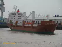 MERWEDEGRACHT (IMO 9571519) am 6.5.2014, Hamburg einlaufend, Elbe, drehen und festmachen am Süd-West Terminal /
Stückgutfrachter / BRZ 9.524 / Lüa 142,1 m, B 18,95 m, Tg 8,48 m / Laderaum: 15.640 m², 491 TEU / 1 Diesel, Wärtsilä Type 6L46, 5.430 kW, 7.384 PS, 14,5 kn / 3 Kräne á 80 t / 08.2011 bei Zhejiang Ouhua Shipyard, Zhoushan, China / Eigner: C.V. Scheepvaartonderneming Merwedegracht, Amsterdam, Niederlande / Flagge: Niederlande, Heimathafen: Amsterdam /
