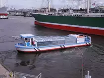 PAUL ABICHT (ENI 04805990) am 1.6.2012, Hamburg, Elbe, Hinterkante Landungsbrücken / 

Rundfahrt-Barkasse / Lüa 18,00 m, B 4,8 m, Tg 1,1 m, / 1 Diesel, 100 kW, 136 PS / ges. Fahrgäste: 60 / 2007 bei Behrens Schiffs- und Schweißtechnik GmbH, Hamburg-Finkenwerder /
