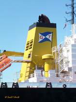 SEATROUT (IMO 9352303) am 25.6.2014, Detail: Schornsteinmarke, Kieler Förde, auf Reede vor der Lindenau Werft /
Doppelhüllen Chemikalien/Produktentanker / BRZ 26548 / Lüa 188,33 m, B 32,2 m, Tg 11 m / 1 Diesel, MAN 8L58/64, 11.200 kW, 15232 PS, 16.5 kn / 2006 bei Lindenau Werft, Kiel / Eigner : TMS  SEATROUT  GmbH & Co. KG , Bremen / Manager : German Tanker Shipping, Bremen  / Flagge: Deutschland, Heimathafen: Bremen /
