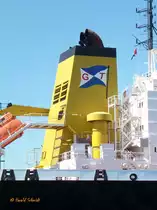 SEATROUT (IMO 9352303) am 25.6.2014, Detail: Schornsteinmarke, Kieler Förde, auf Reede vor der Lindenau Werft /
Doppelhüllen Chemikalien/Produktentanker / BRZ 26548 / Lüa 188,33 m, B 32,2 m, Tg 11 m / 1 Diesel, MAN 8L58/64, 11.200 kW, 15232 PS, 16.5 kn / 2006 bei Lindenau Werft, Kiel / Eigner : TMS  SEATROUT  GmbH & Co. KG , Bremen / Manager : German Tanker Shipping, Bremen  / Flagge: Deutschland, Heimathafen: Bremen /
