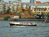 HANSA (ENI 05100930) am 20.10.2013, Hamburg, Elbe Höhe Altona Fischmarkt /
Rundfahrtbarkasse / Lüa 17,65 m, B 3,72 m, Tg 1,36 m / 1 Diesel 138 kW, 188 PS / max. 70 Fahrg. / 1964 bei J.Grube, Hamburg / Eigner: Barkassenbetrieb Bülow GmbH /
