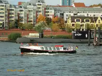 HANSA (ENI 05100930) am 20.10.2013, Hamburg, Elbe Höhe Altona Fischmarkt /
Rundfahrtbarkasse / Lüa 17,65 m, B 3,72 m, Tg 1,36 m / 1 Diesel 138 kW, 188 PS / max. 70 Fahrg. / 1964 bei J.Grube, Hamburg / Eigner: Barkassenbetrieb Bülow GmbH /
