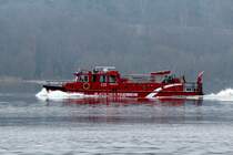 Feuerlöschboot II der Berliner Feuerwehr (05601870 , 17 x 4,20m) am 19.01.2015 auf der Havel Höhe Berlin-Hohengatow / Insel Lindwerder zu Berg. 