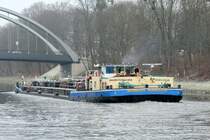 TMS Bernhard Burmester (08043015 , 80 x 9m) am 19.01.2015 im Sacrow-Paretzer-Kanal bei Potsdam-Nedlitz zu Berg.  