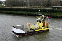 Personen-und Fahrradfähre deAA am 24.10.2014 auf dem Amsterdam-Rijnkanaal.