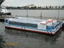 WILLI ABICHT H 6018 (ENI 04806100) am 16.8.2011, Detail: im geschlossenen Zustand, Hamburg, Elbe, Hinterkante Landungsbrücken /

Rundfahrt-Barkasse / Lüa 18,00 m, B 4,8 m, Tg 1,1 m, / 1 Diesel, 100 kW, 136 PS / ges. Fahrgäste: 60 / 2007 bei Behrens Schiffs- und Schweißtechnik GmbH, Hamburg-Finkenwerder /
