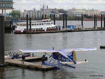 Hafen Hamburg mit Wasserflugzeug  Tschibo Privat Kaffee  f�r Rundfl�ge und Boot  Gro�er Michel  - 11.05.2005
