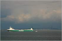 Zu Wasser, zu Lande und in der Luft: am �resund s�dlich von Kopenhagen treffen die verschiedensten Verkehrsmittel zusammen. Eine F�hre auf dem Weg nach Kopenhagen, die �resundbr�cke f�r den Auto- und Eisenbahnverkehr und rechts oben ist ein Flugzeug im Landeanflug? auf den Kopenhagener Flughafenn erkennbar. 26.8.2006 (Matthias)