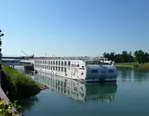 A-Rosa Flora am Anleger in Breisach am Rhein, die Heckansicht, Juli 2015