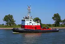 Feuerlöschboot STRAZAK-25 zwischen Stettiner Haff und Swinemünde auf dem Kaiserkanal begleitet Chemikalientanker CHRISTINA.  - 03.07.2015