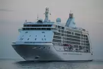 Die Seven Seas Voyager auf ihrem Weg von Klaipeda nach Kopenhagen beim Einlaufen um 04:50 Uhr in Warnem�nde.05.07.2015