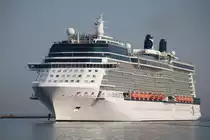 Die Celebrity Silhouette auf ihrem Weg von Amsterdam nach Tallinn beim Einflaufen in Warnem�nde am 05.07.2015