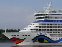 Blick zum Bug des Kreuzfahrtschiffes AIDAbella auslaufend Hamburg, 11.07.2015
