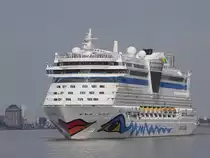 Kreuzfahrtschiff AIDAbella auslaufend Hamburg, im Hintergrund der Museumshafen Övelgönne, 11.07.2015
