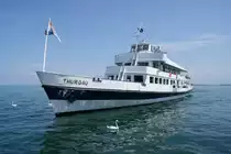 Am 28.07.2014 erreicht die MS Thurgau der Schweizerischen Bodenseeschifffahrt AG den Hafen von Rorschach und wird dabei von Schwänen begleitet.