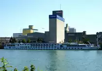 KFGS  River Melody , festgemacht am Rheinhafen in Basel, das 1999 gebaute Flu�kreuzfahrtschiff f�hrt unter Schweizer Flagge, L�nge 110m, 140 Passagiere, Juli 2015