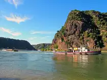 Mittelrhein. Schlepper PILOT zieht SGMS BARBARA BLOMBERG nebst Schubleichter SL 18005 an der Loreley vorbei. (10. Juli 2015)