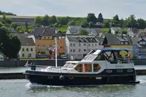 . Motorboot  AVANTI  f�hrt in die Schleuse von Grevenmacher ein.  12.07.2015