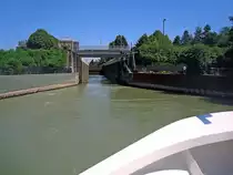 Augst im Kanton Basel, Einfahrt in die Schleusenkammer, die letzte Gro�schleuse wurde 1992 neu errichtet, L�nge 110m, Breite 12m, Aug.2011