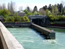Augst im Kanton Basel, rechts die letzte Gro�schleuse am Hochrhein, links das Ausstr�mbecken des Rheinkraftwerkes, April 2015