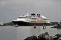 Man trifft sich immer zweimal im Leben( Schon 2011 in Barcelona) ,oder öfter! hier läuft die  Disney Magic  in Warnemünde am 16.07.2015 gegen 21:30 Uhr aus. Ihr Besuch war einmalig  in 2015.