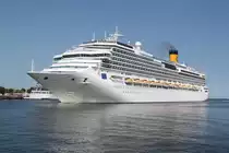 Costa Favolosa auf ihrem Weg von Oslo nach Kopenhagen beim Einflaufen in Warnem�nde am 17.07.2015