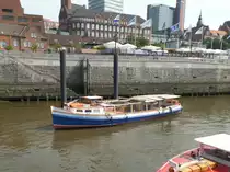 CLAUDIA GLITSCHER (ENI 05104670) am 4.7.2015, Hamburg, Elbe, Achterkante Landungsbrücken  /
Barkasse / Lüa 17,9 m, B 4,43 m, Tg 1,65 m / 150 PS / 966 Pass. /1939 bei Menzer, HH-Bergedorf/ Eigner: Harald Glitscher Gmbh, Hamburg /
