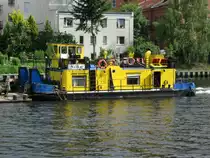 SB  SILKE  (05604260 , 14 x 8,16m) schob am 16.07.2015 zwei Leichter auf der Havel in Berlin-Spandau zu Berg.