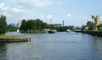 Blick auf das  Wasserstrassen-Dreieck  in Berlin-Spandau am 16.07.2015. Im Vordergrund fliesst die Havel von links nach rechts , im Hintegrund links ist die Spree die dann in die Havel fliesst und geradezu der Ruhlebener Altarm wo viele TMS gelöscht werden.