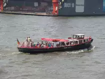 HANSA III (H 3488) am 4.7.2015, Hamburg, Elbe, Höhe Blohm + Voss /

Barkasse / Lüa 19,85 m, B 4,58 m, Tg 1,57 m / 1 Diesel, 136 kW, 185 PS / max. 86 Fahrg. / 1942 bei Albert Bonne, Hamburg / 2004 grundlegend renoviert, neue Aufbauten / Eigner: Barkassenbetrieb Bülow GmbH /
