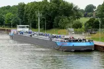 TMS TANJA DEYMANN 1 (02333403 , 84,30 x 9,60m) wartete am 25.06.2015 im ESK / Unterwasser der Schleuse Uelzen II auf seine Bergschleusung.