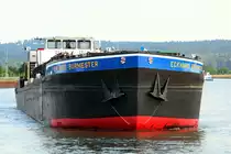 TMS  ECKHARD BURMESTER (08043011 , 85 x 9m) am 25.06.2015 im Oberwasser der Schleuse Uelzen II. Das TMS fuhr zur Talschleusung in die Kammer ein.