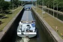 Blick auf die Ausfahrenden GMS AVISO IV (02323146) und WESTENWIND (02329249) in der Südkammer der Main-Schleuse Griesheim am 10.07.2015. Die GMS fuhren zu Tal.