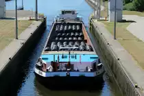 Einfahrt GMS RENA (02322943 , 105 x 11m) am 10.07.2015 in die Nordkammer der Main-Schleuse Kostheim. Das GMS wurde zu Berg geschleust.