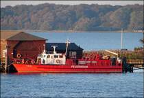 Feuerwehr L�schboot - FLB 23-2 - am Liegeplatz Stralsund D�nholm. (am 18.10.06)