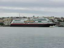 Auf ihrer Jungfernfahrt pr�sentiert sich die M/S  Trollfjord  in Kristiansund. Dabei stoppte das Schiff an der Storkaia, bevor es am Hurtigrutenkai anlegte. Im Vordergrund ist die Personenf�hre, die zwischen den Inseln im Hafen pendelt; 28.05.2002, s�dgehend
