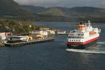Die M/S  Richard With  legt an den Hurtigrutenkai von Ris�yhamn an; 07.09.2006, s�dgehend