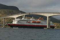 Die M/S  Richard With  l�uft in Sortland ein; 07.09.2006, s�dgehend