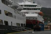 Die nordgehende M/S  Lofoten  und s�dgehende M/S  Nordkapp liegen am Hurtigrutenkai von Harstad; 13.09.2006