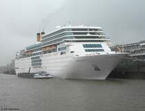 Die 1992 erbaute Costa neoRomantica zu Gast in Hamburg (Altona) am 18.08.2015